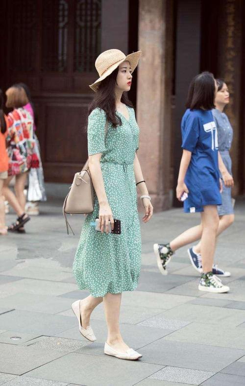 成都街拍：非常漂亮的小姐姐，甜美的微笑真是太撩人了！