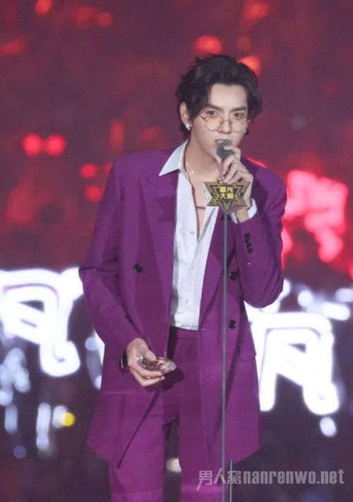  「迷人」紫色外套内搭什么颜色男士 爱豆们穿上太迷人了吧