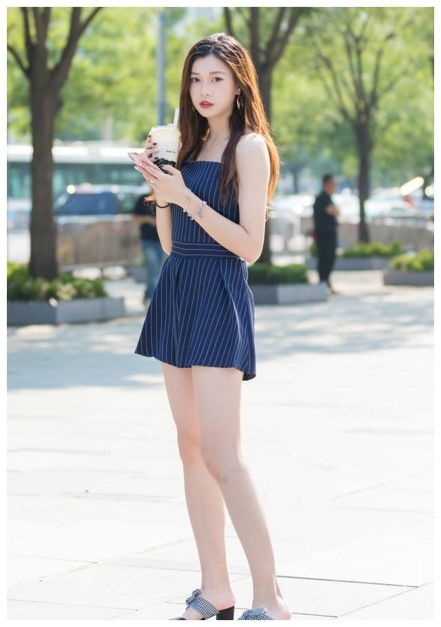 街拍：图五穿破洞牛仔裤，秀出“小蛮腰”，真是优雅又时尚！