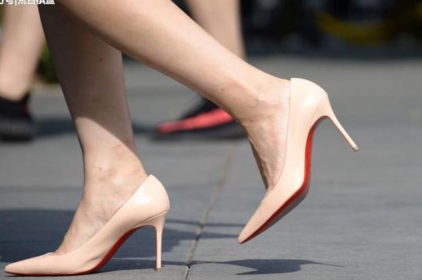 尖头细跟鞋，绽放美女足尖上的光彩