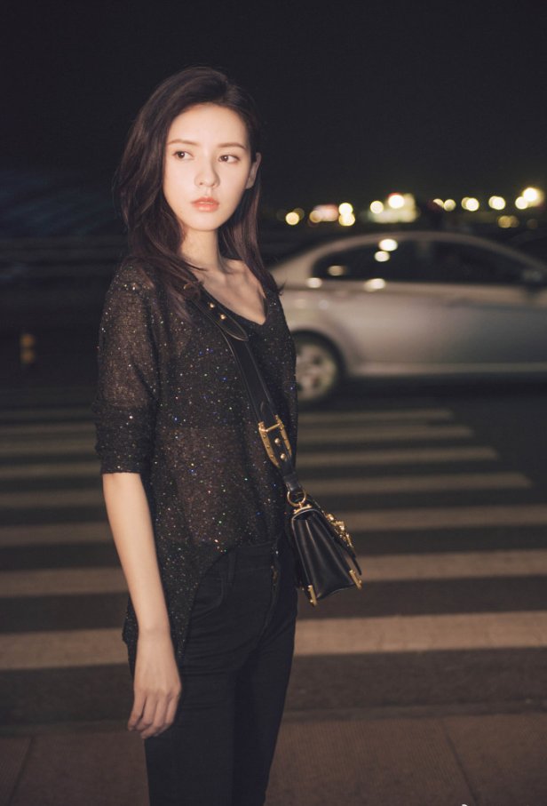 张予曦全身黑色衣服都挡不住长腿魅力，下一个带货女王就是她了吧