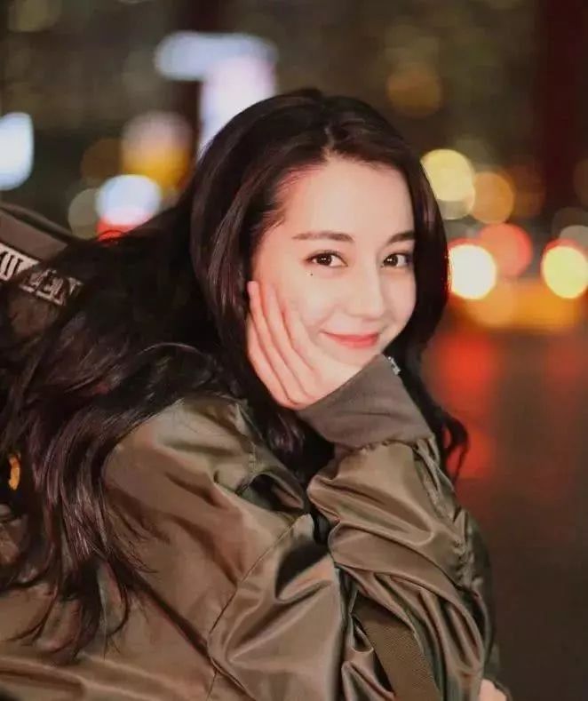 孟美岐的泪痣妆美上天，但扛不住就丑哭了!眼妆加这一点简直美爆