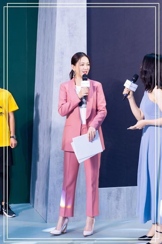 看了刘亦菲的粉西装，再看陈乔恩，网友：这就是少女和御姐的差距