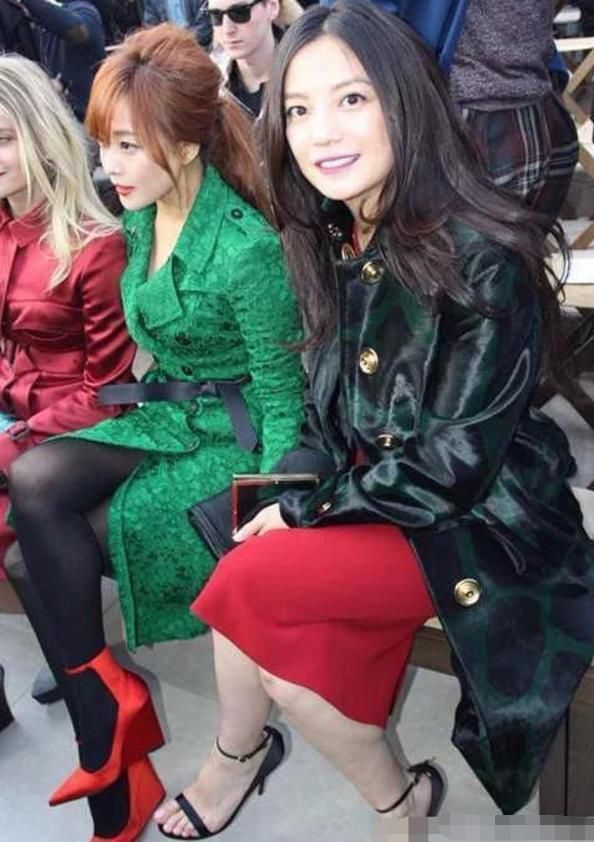 41岁金喜善与42岁赵薇同框后,气质截然不同,你更偏向谁?