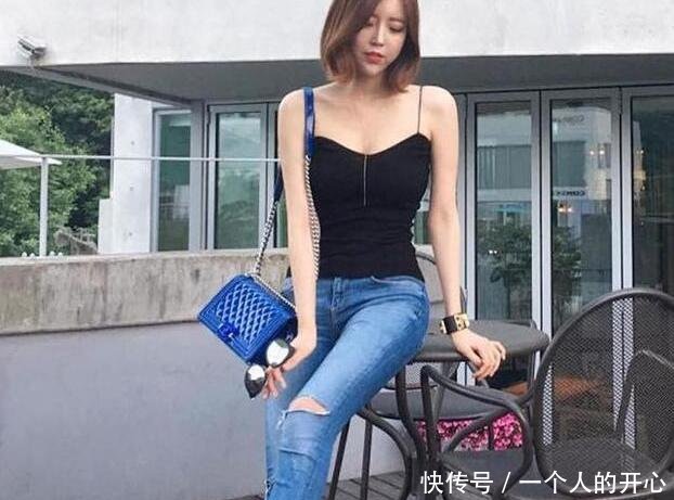 路人街拍牛仔裤紧致塑身，彰显优雅曲线，让女生更加舒适时尚