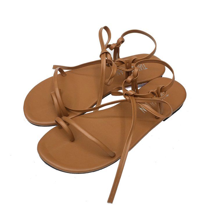 拖鞋虽然方便，但不够正式，选一款时尚简约的凉鞋吧