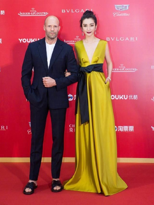 这些颜色一般人不敢穿，周冬雨美成少女，李冰冰气场全开!