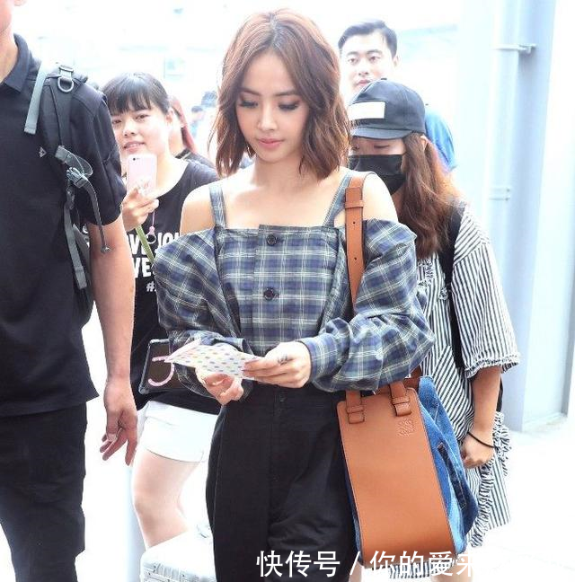 蔡依林粉色长裙出席活动，撞衫刘心悠惨败，深V秀性感都没用！