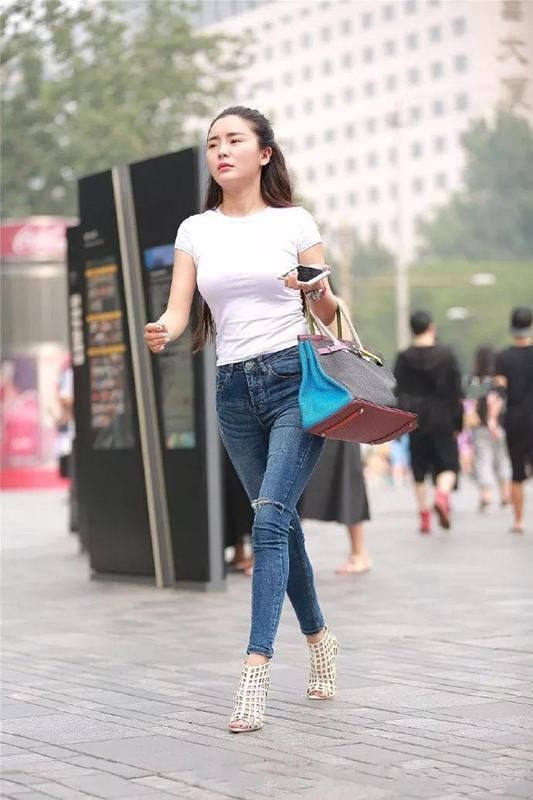 东莞街拍 大街上偶遇美女一身粉色裙逛街，总忍不住多看几遍