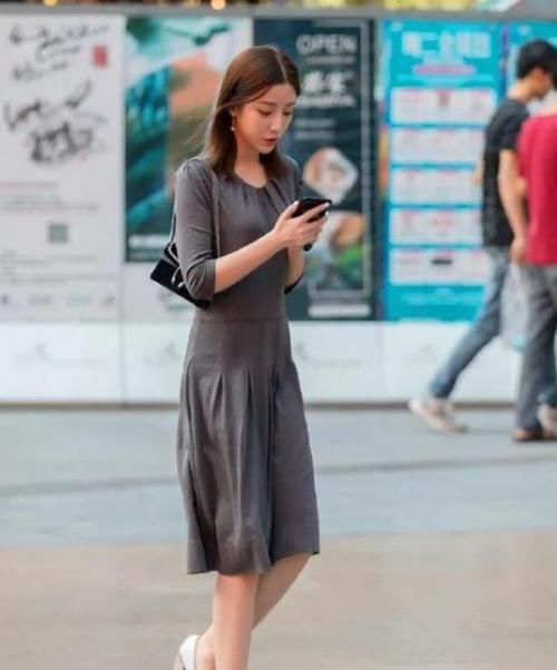  『女人』街拍：温柔可人的美女，一件条纹连衣裙外搭毛绒马甲，女人味十足