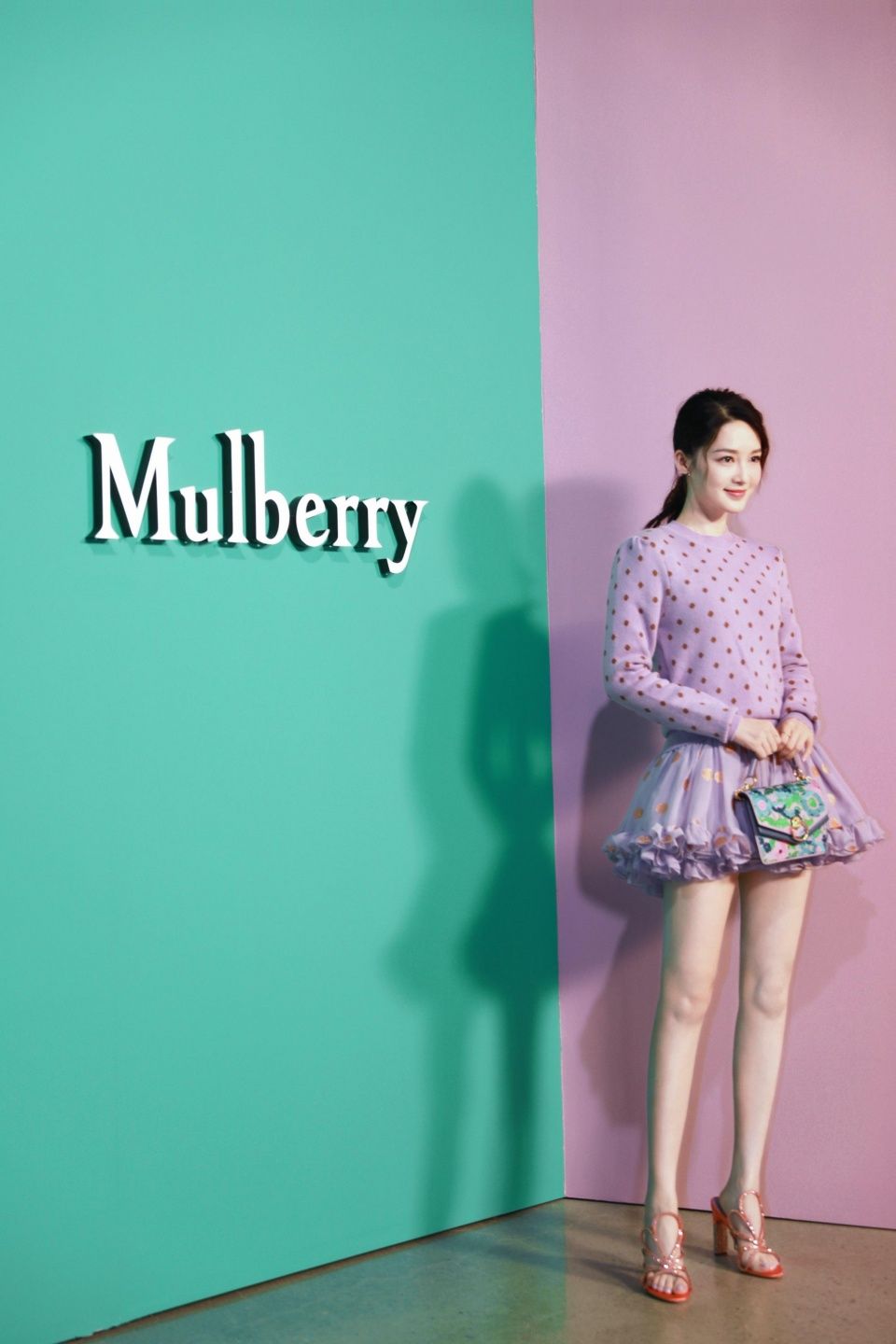 李沁首尔看秀 被韩媒称赞清新美貌和傲人美腿