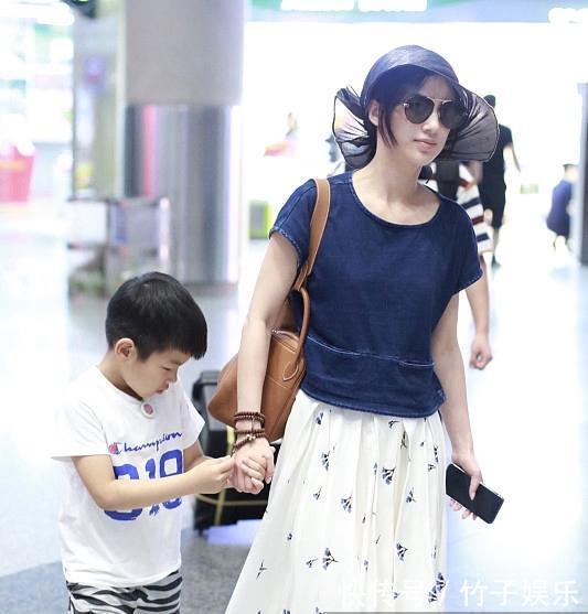 赵薇瘦了衣品也上升，穿牛仔短袖走机场，一点儿不输35岁黄圣依！