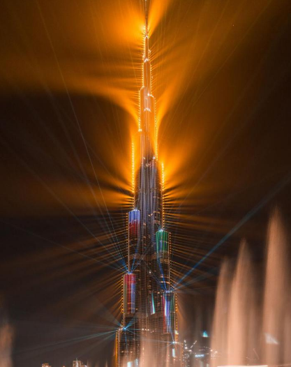 世界上最震撼的灯光秀,照亮整个夜空,土豪的世界我们不懂!