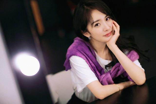 杨幂真的是太大胆了! 穿的超短裙还还故意张开双腿 网友: 都快把