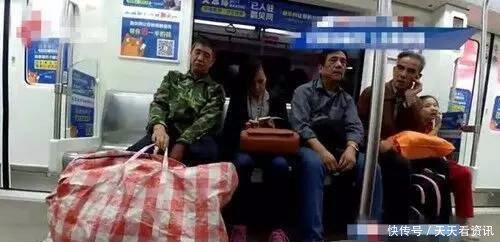 农民工乘坐地铁,累倒在漂亮女子的肩膀上,没想到她竟然这么做！