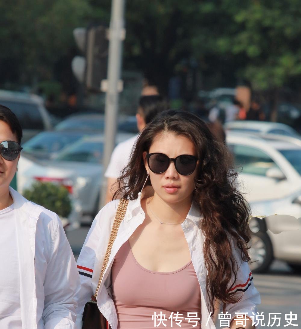 街拍 微胖少妇紧身装大胆出行, 火辣身材让人眼神移不开