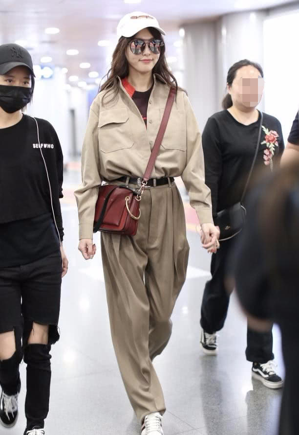 这是唐嫣穿得最土的一次，80岁大爷的西装裤，却被大长腿穿亮了！