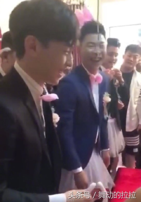 邓伦参加朋友婚礼，穿粉色裙子当伴郎，网友说，组团抢伴郎