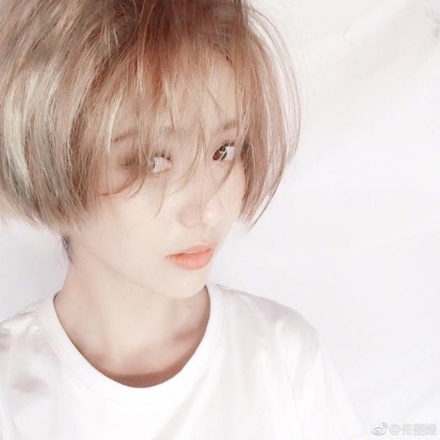 25岁古力娜扎撞衫33岁佟丽娅，同款长裙不同发型，网友：显老