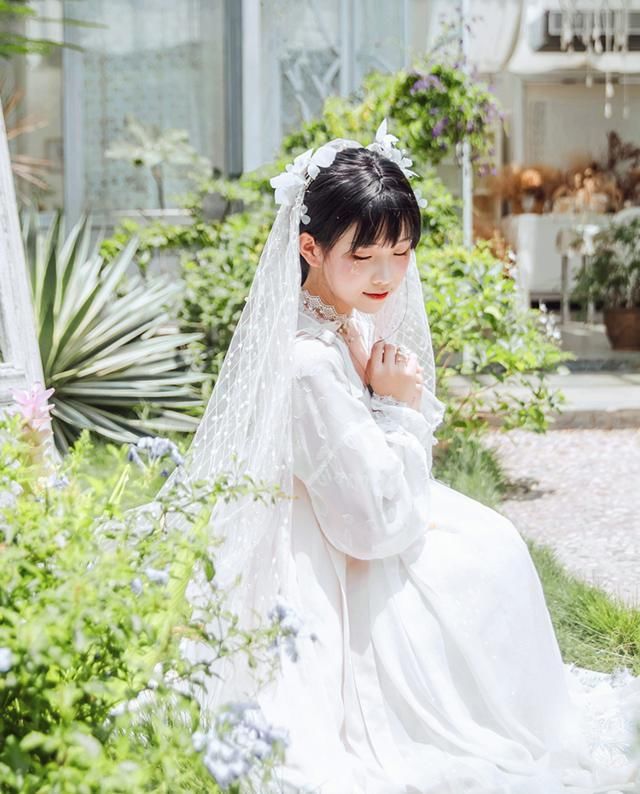 女孩子结婚时，穿上一件这样唯美的“汉服婚纱”，简直太浪漫了