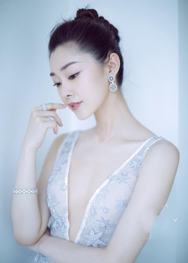 宋轶惊艳了！深V领直接开到肚脐眼，网友：平胸也可以很性感！