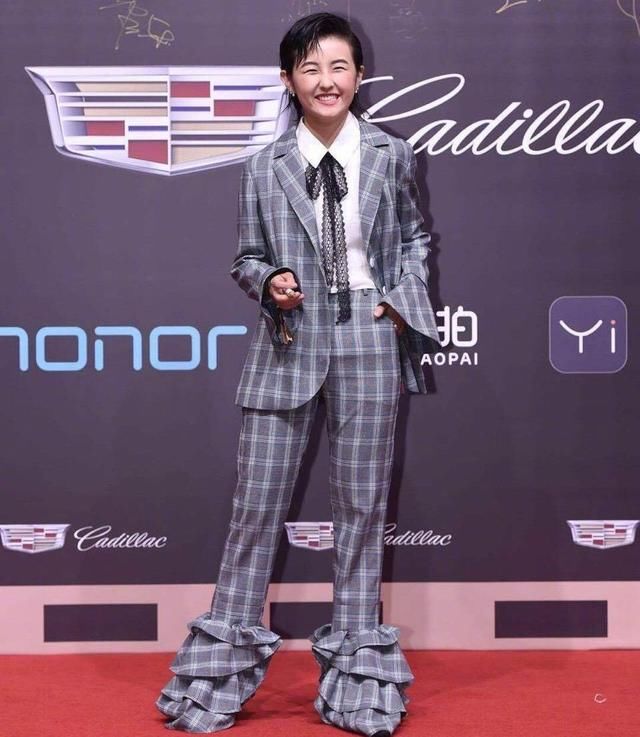 17岁的张子枫亮相活动造型比关晓彤还雷人，网友：看到腿我沉默了