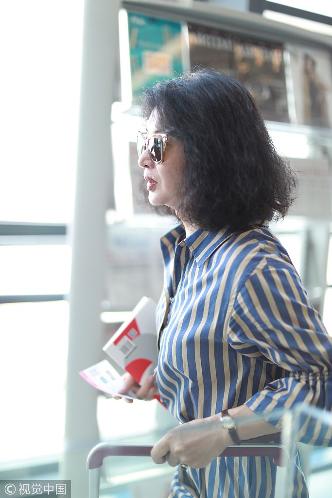 金星穿条纹裙凸显丰满上围