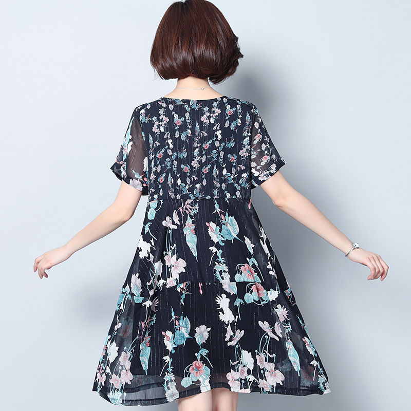 女人尽量不要穿黑裤子，瞧瞧港式女人这样穿，太惊艳了，美飞