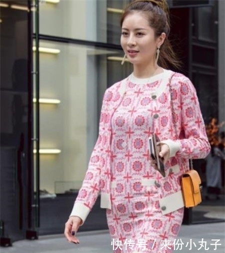 『 轻松』两位时尚的小姐姐，简单的穿搭秀出白皙长腿，轻松吸睛，街拍