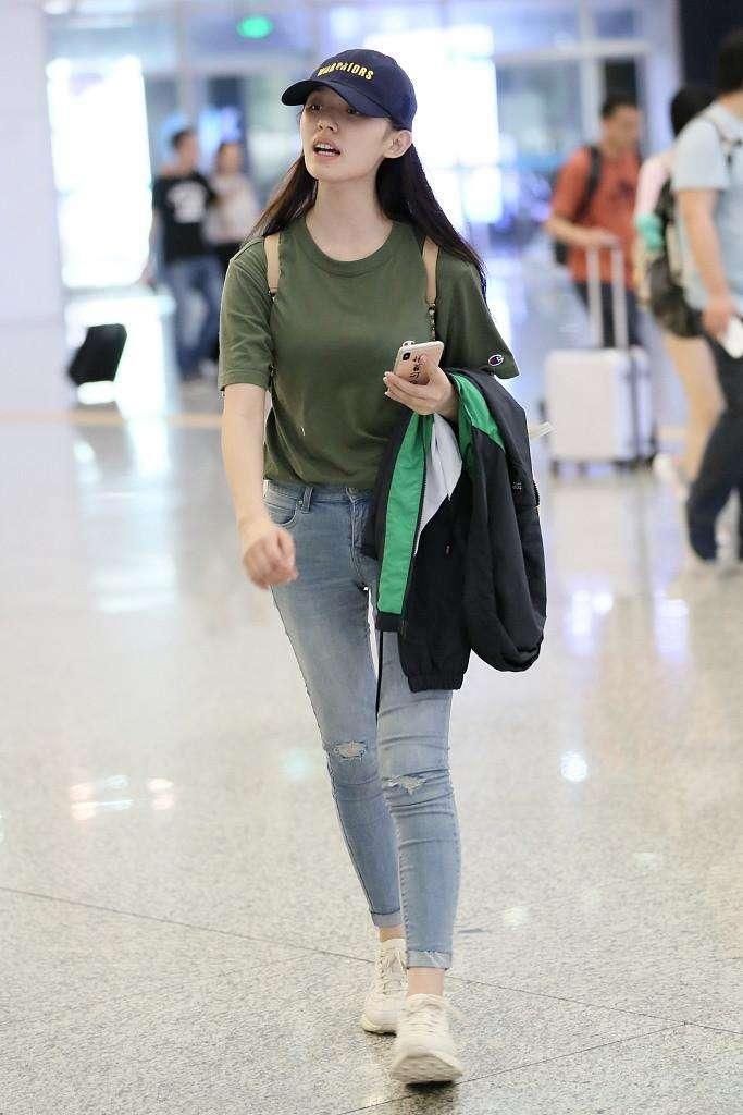 林允素颜现身T恤搭紧身裤时髦到飞起, 可腿上的赘肉勒得看不下去