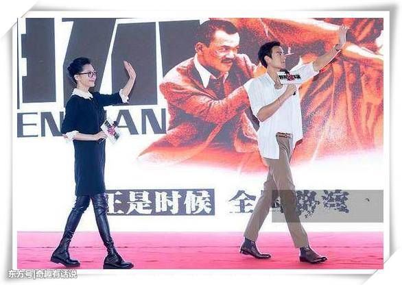 49岁许晴和20岁关晓彤同穿娃娃领上衣，网友:气场差距尴尬了