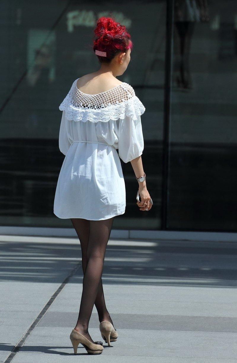 百货广场街拍美腿少妇,双腿纤细如竹竿!