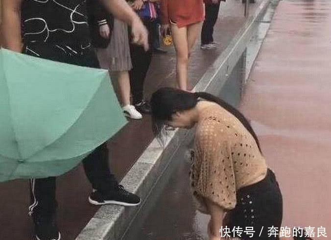 女子街边向男友下跪，路人怒骂渣男，得知真相后网友：趁早分手