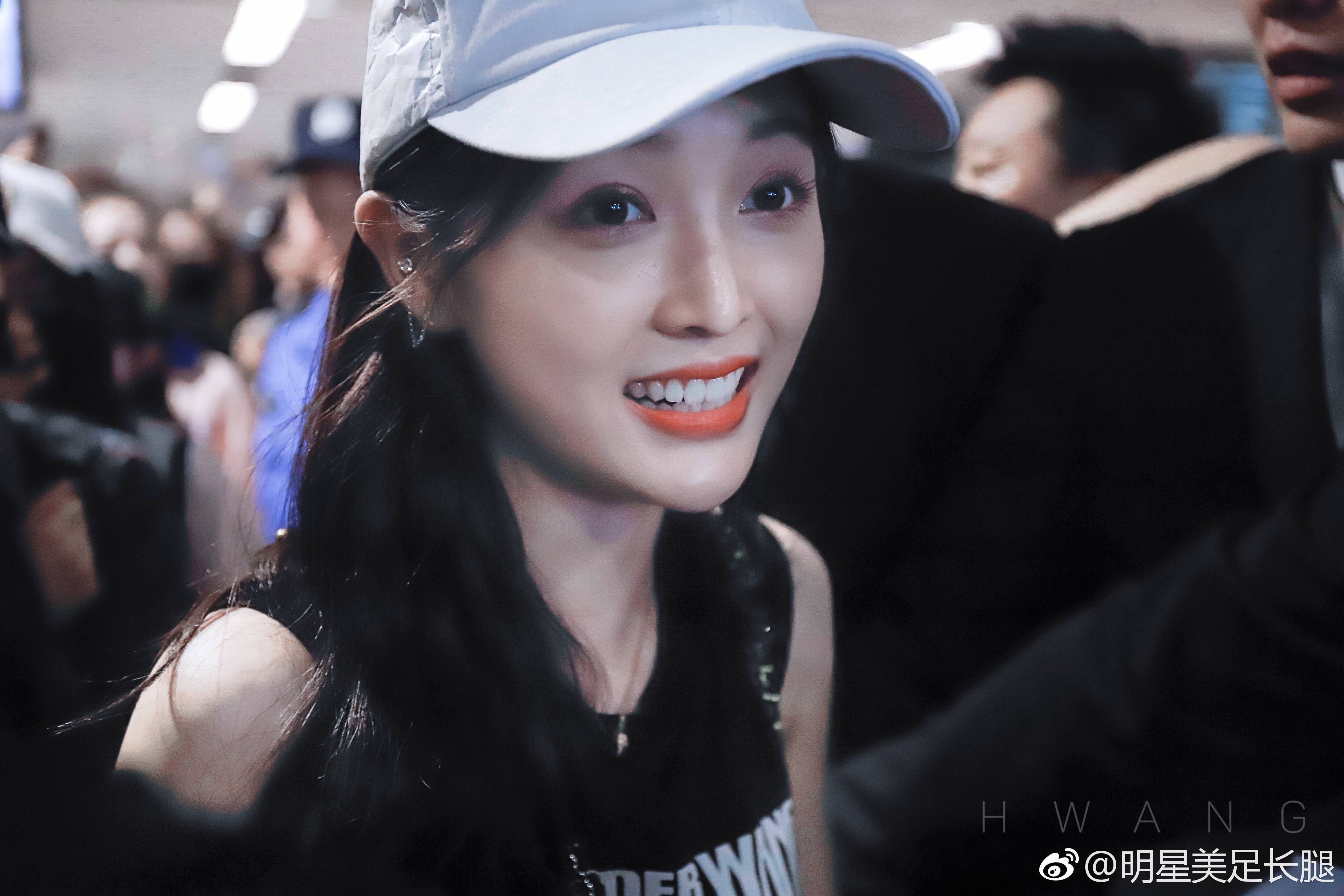 吴宣仪粉丝私拍照，大长腿加美足 宅男女神实至名归