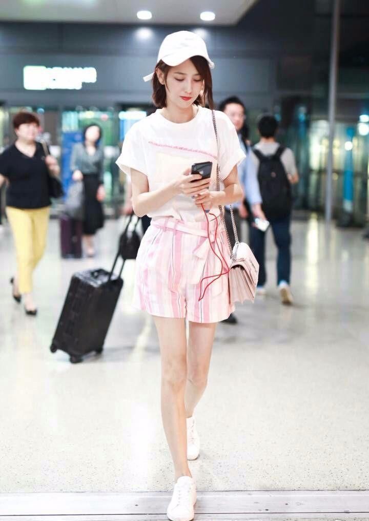 看到生过孩子佟丽娅的腿，唐嫣都得靠边站!这才是真正的漫画腿!