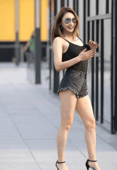 厦门街拍时尚达人: 吊带紧身裙性感又迷人