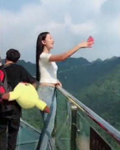 美女姐姐在玻璃栈道拍照，被男孩撞了一下，这代价有点大