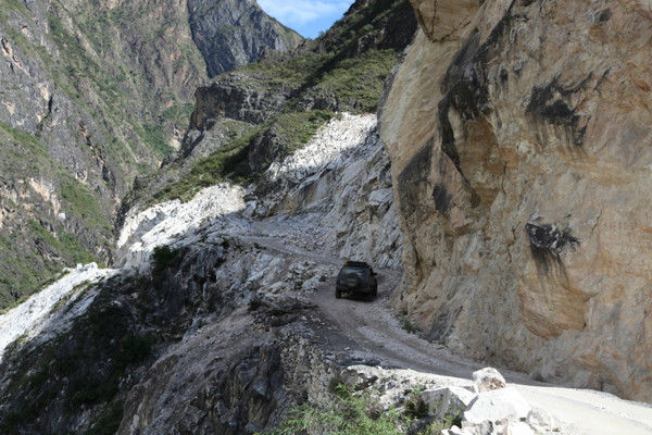 自驾霸道穿越丙察察闯西藏，悬崖边上走一遭，遭遇塌方，泥地陷车