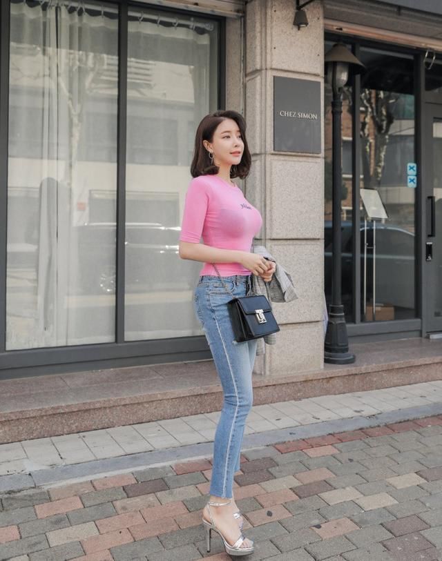 街拍 丰腴身材气质美女，紧身牛仔裤