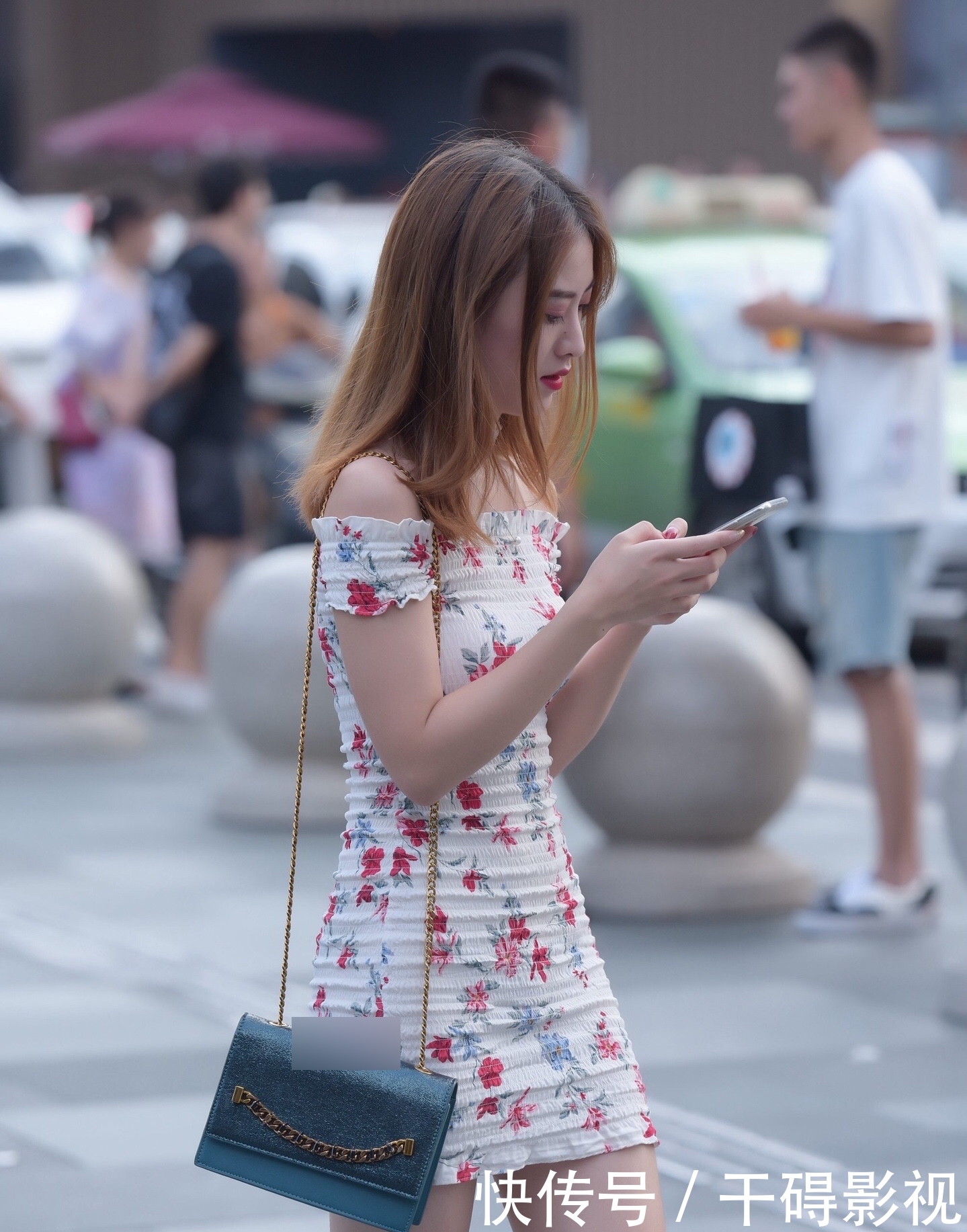 『清新』露肩紧身短裙,穿出清新女人味