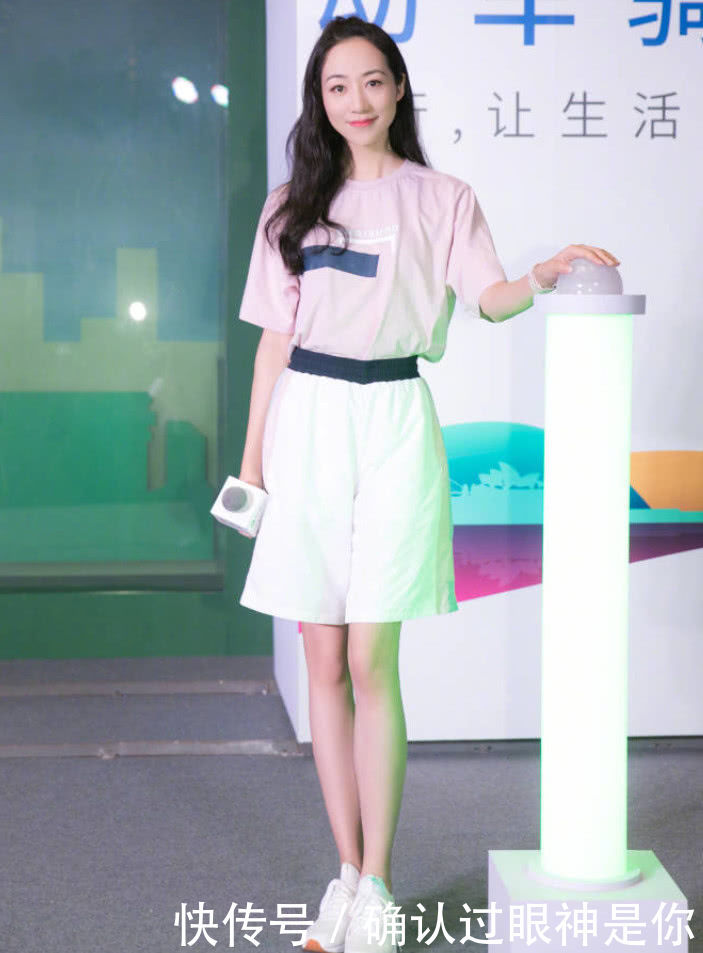 韩雪穿拖鞋现身，意外被高颜值助理抢镜，网友：可以单独出道了！