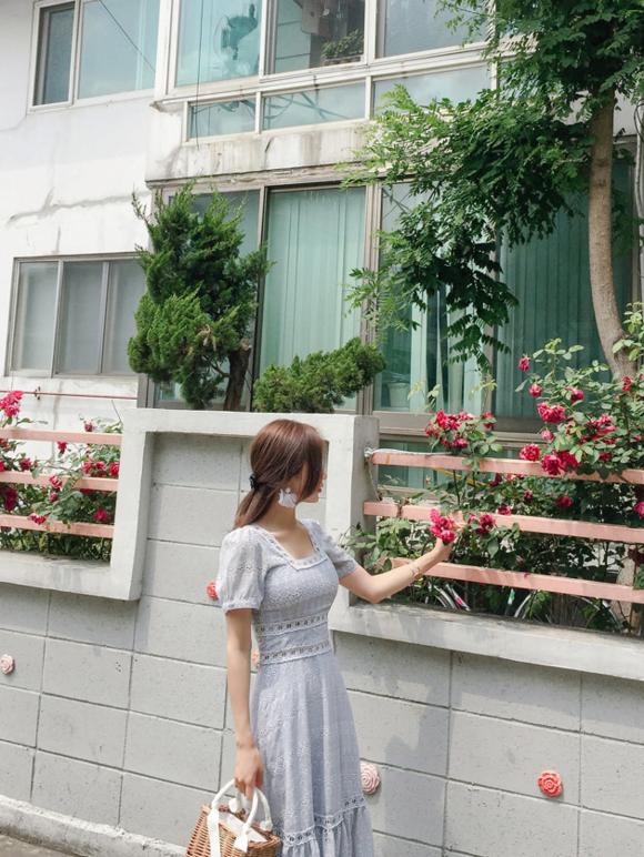 女神孙允珠，明斯克民族花饰波漾淡灰洋裙