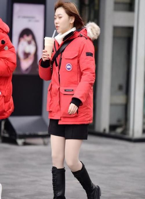 「气质」潮范儿女神来了,街拍:薄粉敷面的美女,一件米色外套配浅色长裙,美丽大方气质