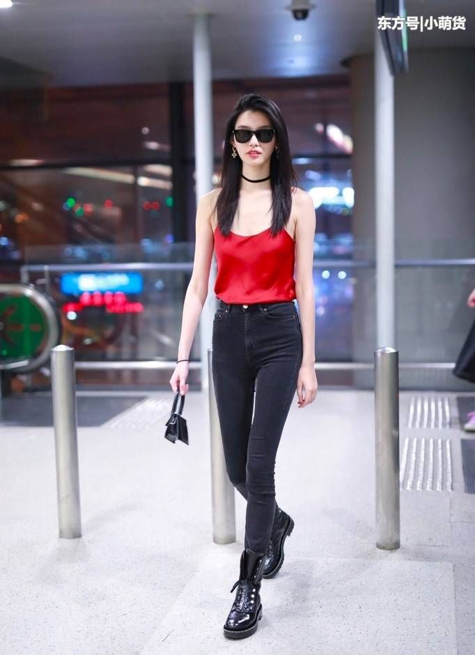奚梦瑶穿红色吊带现身，全靠两根细绳支撑，网友:断了看你怎么办