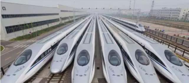 女乘客买2排硬座，让孩子休息，无座乘客应该让给我们