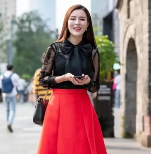  【气质】美女时尚街拍：温柔可人的美女，一件咖啡色上衣配黑色短裙，时尚优雅气质