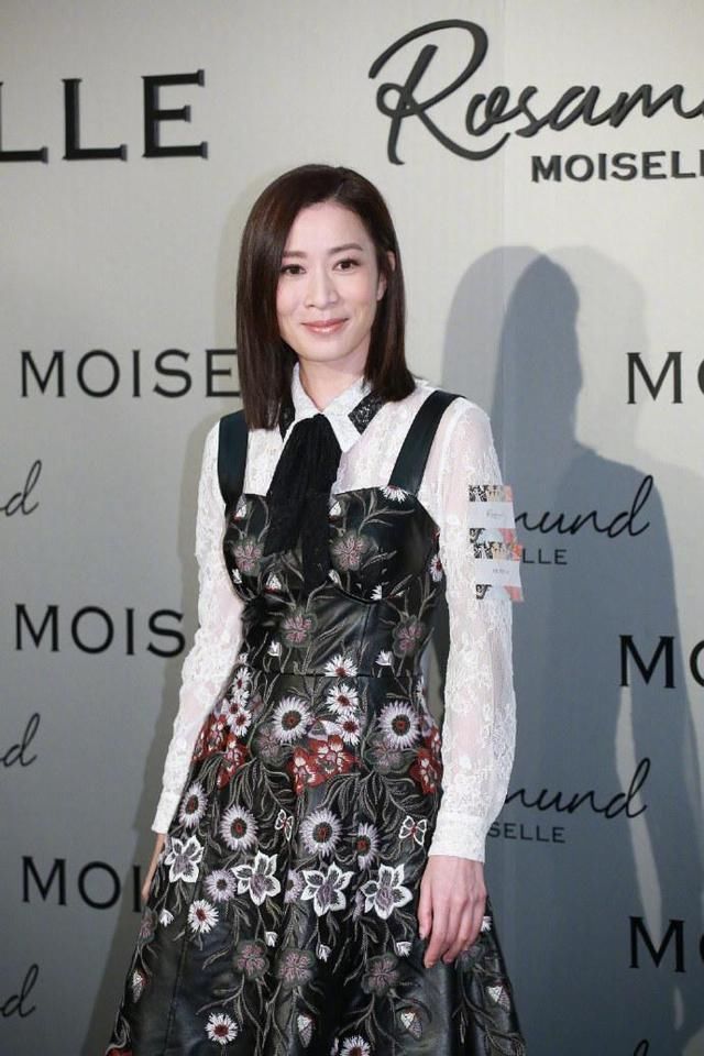 56岁关之琳和43岁佘诗曼同框亮相！相差13岁，差距一眼就看出来了