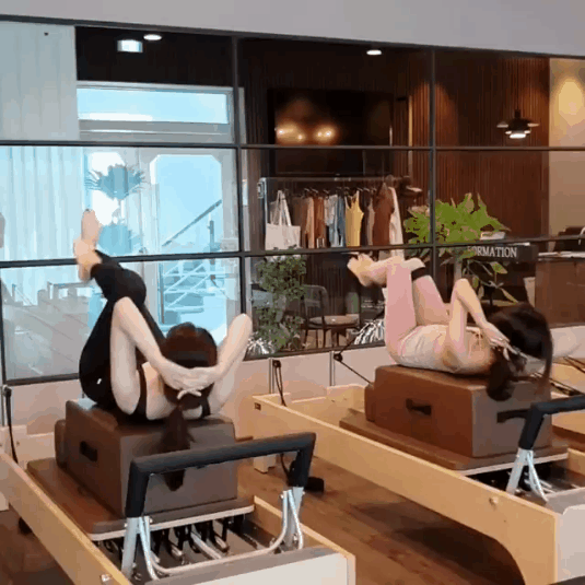 普拉提女神身材有多好，穿上包臀裙，和闺蜜站一块就知道了