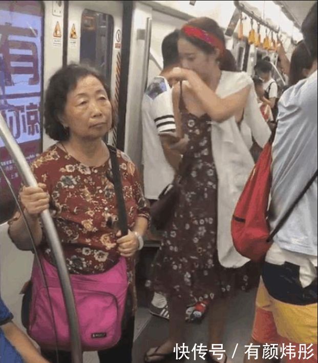 美女穿连衣裙坐地铁,一位时尚大妈上车后美女尴尬了!