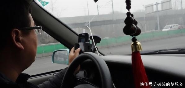  「网约车」滴滴司机1年半跑了6万公里，查完银行卡存款，以为看